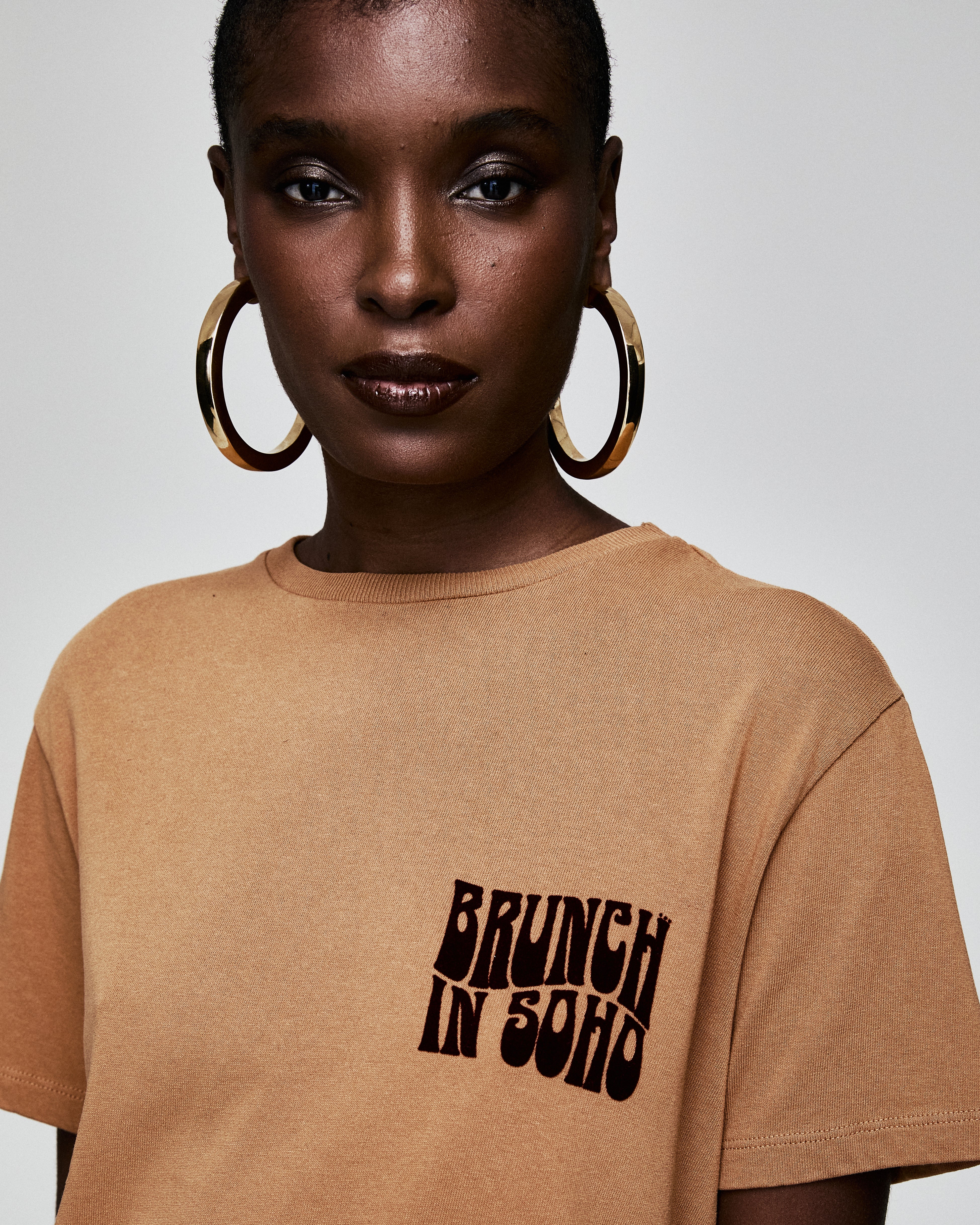 CAMISETA BRUNCH IN SOHO CAMELO